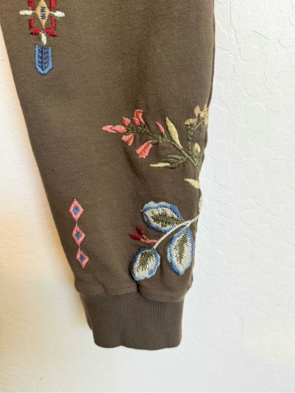 Johnny Was Embroidered French Terry Joggers Olive Green Size XS - Picture 5 of 8